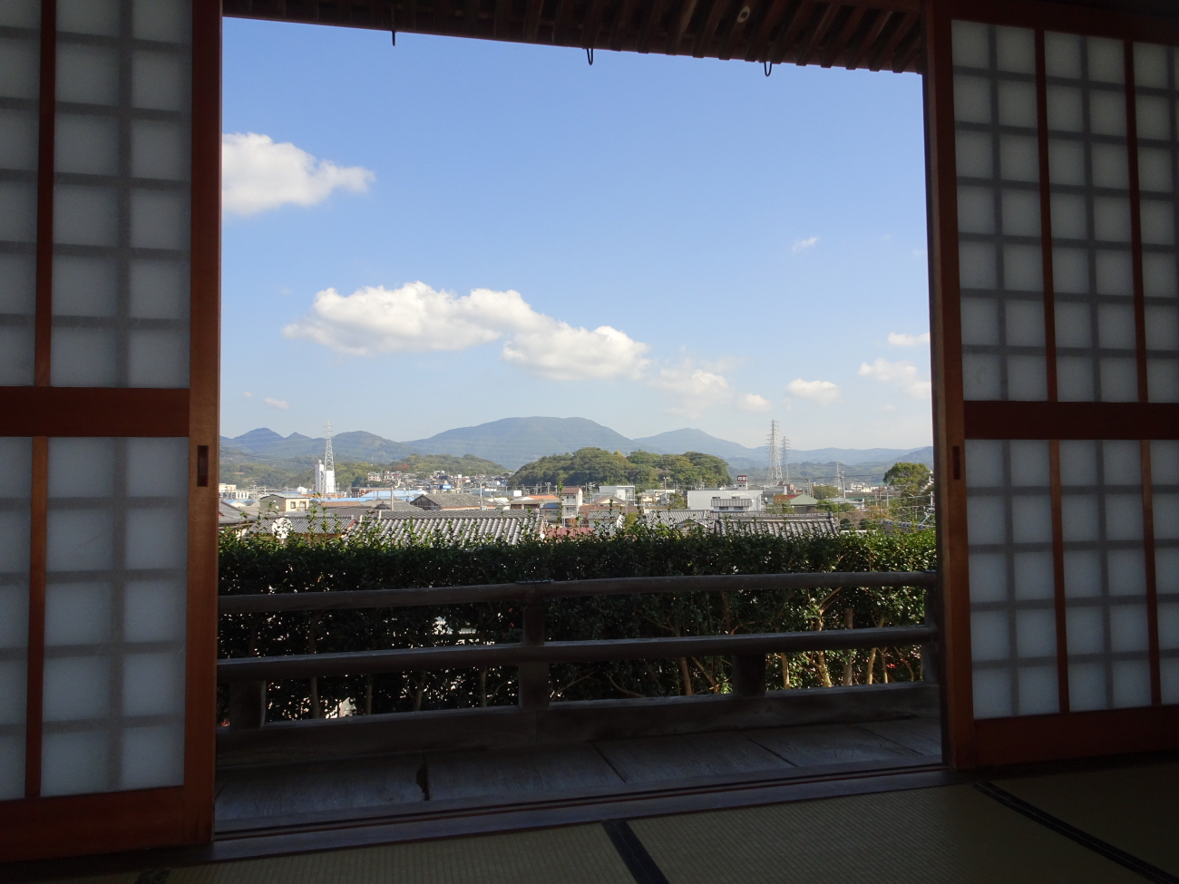 本堂内より熊野古道の山々の画像