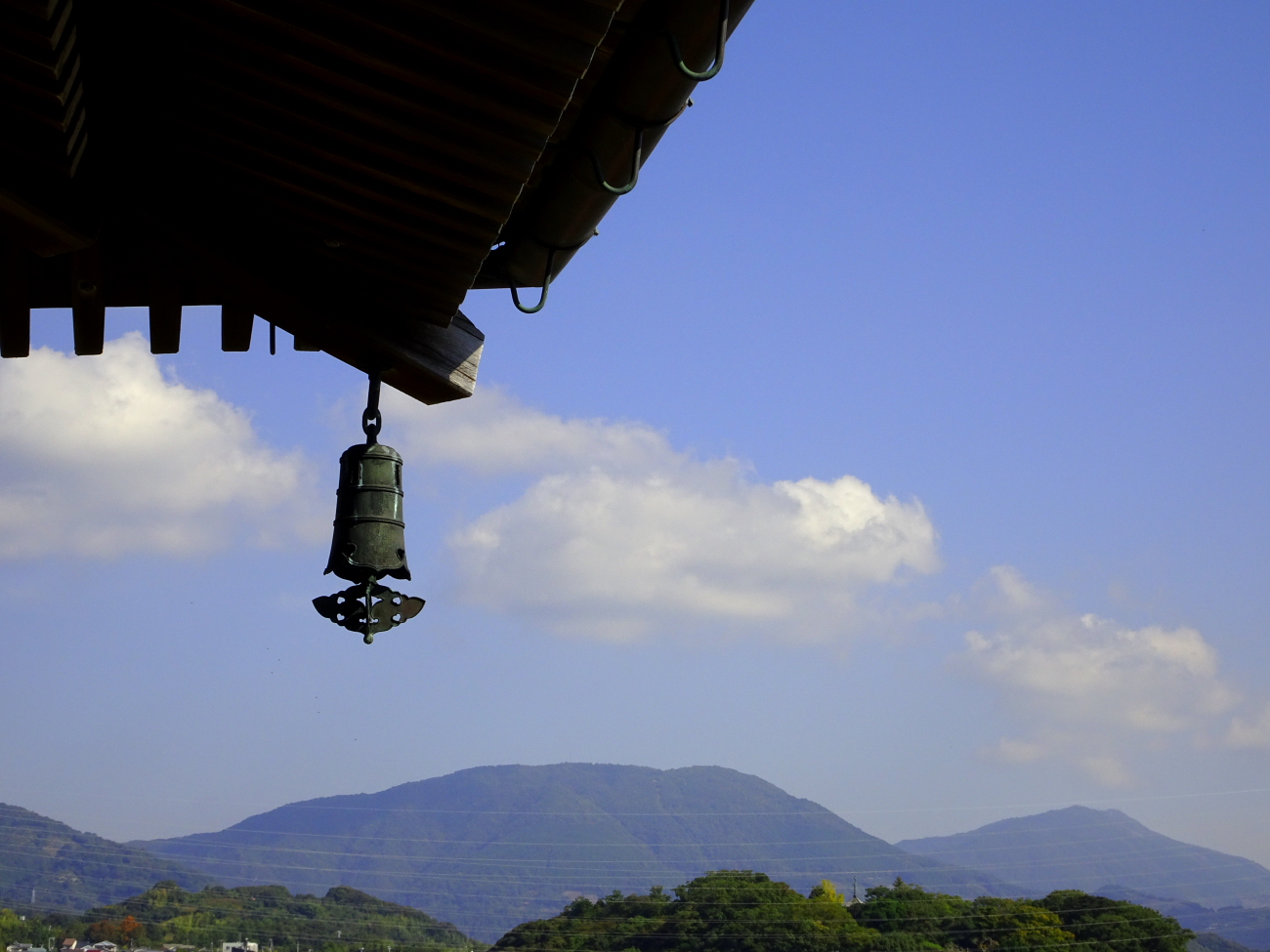 本堂縁より熊野古道の山々の画像